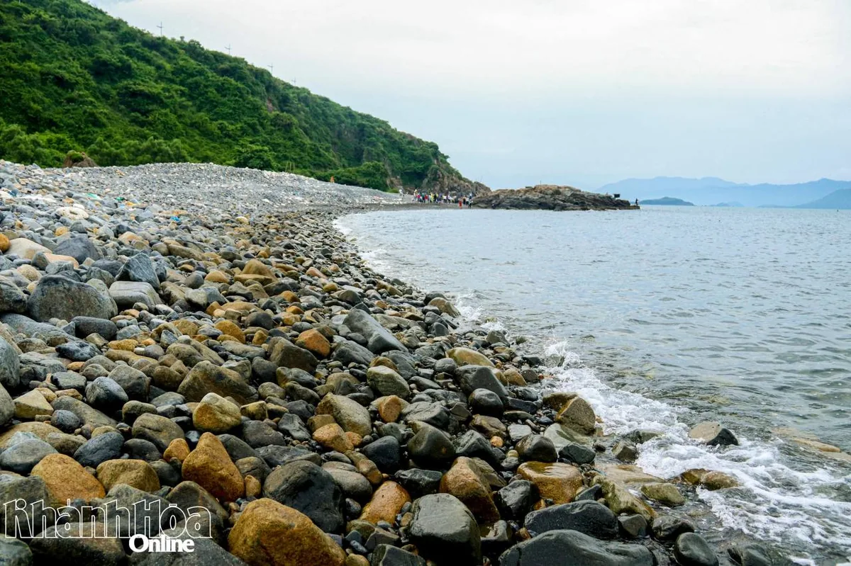 Bai Soi Beach in Nha Trang, a pebble 'mini Ha Long' 2