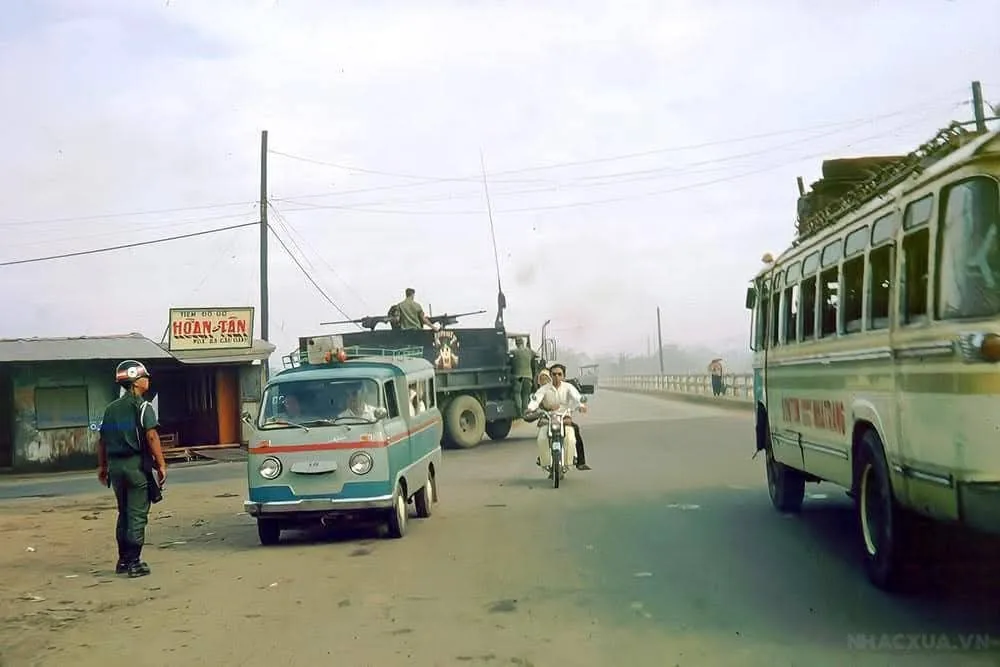An old Vietnamese xe đò intercity bus on the highway 4