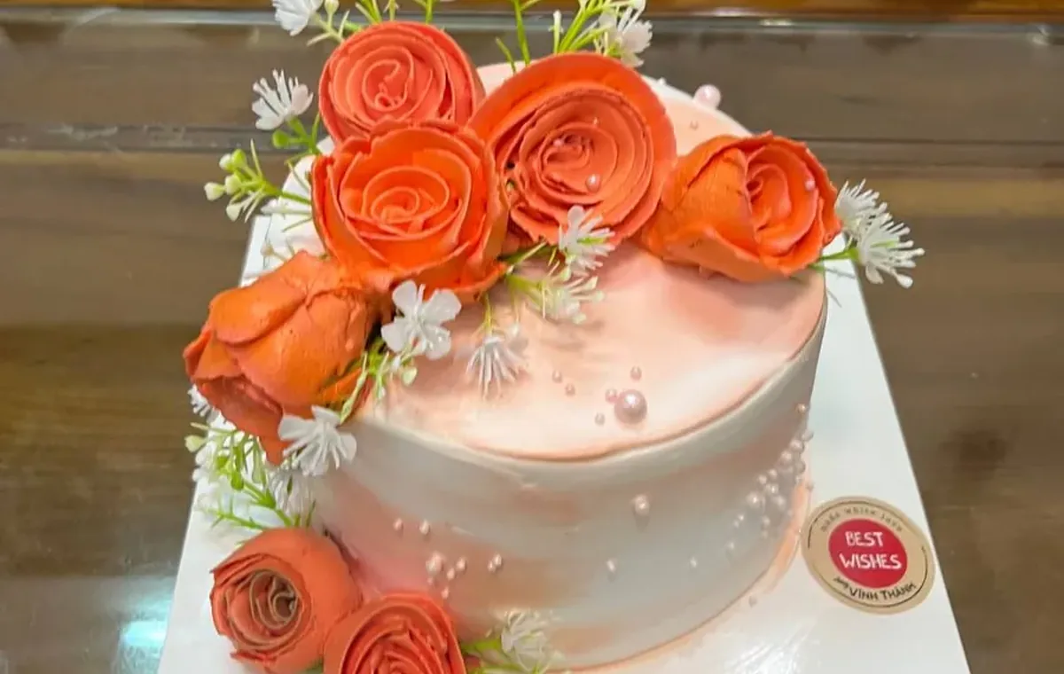 Cake with cream roses delivered in Nha Trang