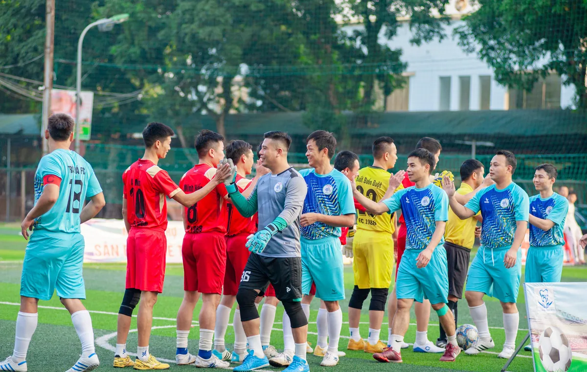 베트남 축구 — 붉은 깃발을 든 팬들과 베트남 대표팀