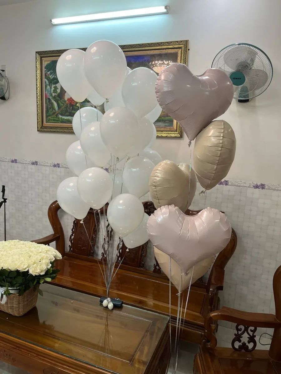 101 белая роза в корзине с белыми шарами и сердцами Нячанг доставка 3