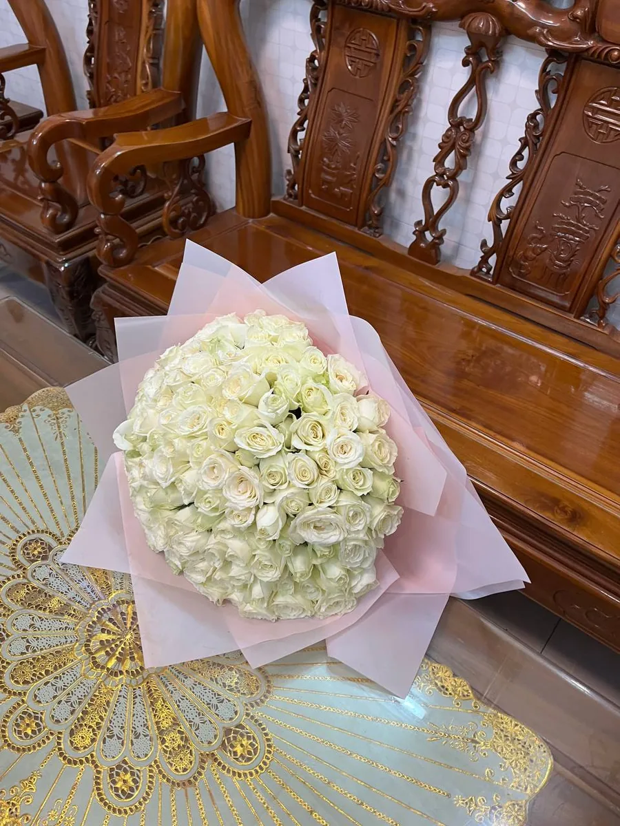 101 white roses in pink wrap delivery Nha Trang 3