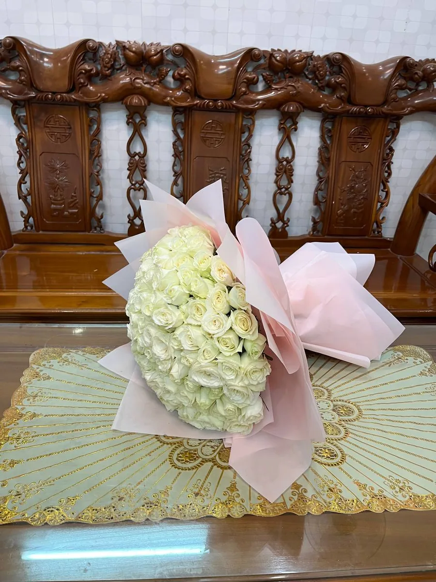 101 white roses in pink wrap delivery Nha Trang 4