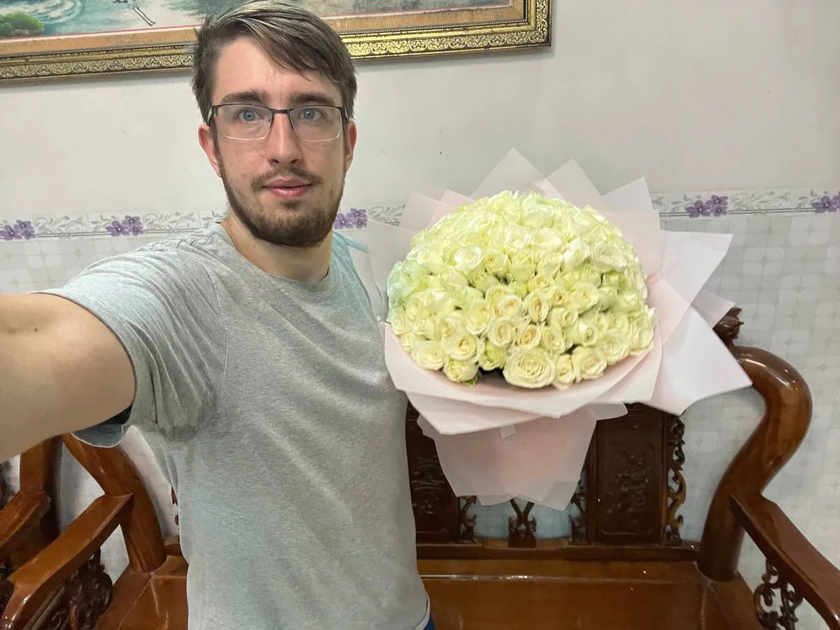 101 white roses in pink wrap delivery Nha Trang 6