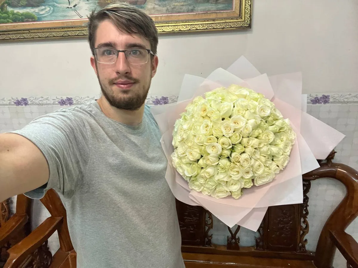 101 white roses in pink wrap delivery Nha Trang 7