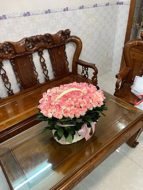 101 бело-розовая роза в корзине с розовой лентой Нячанг доставка