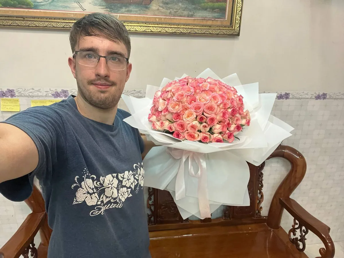 101 бело-розовая роза в белой упаковке Нячанг доставка 6