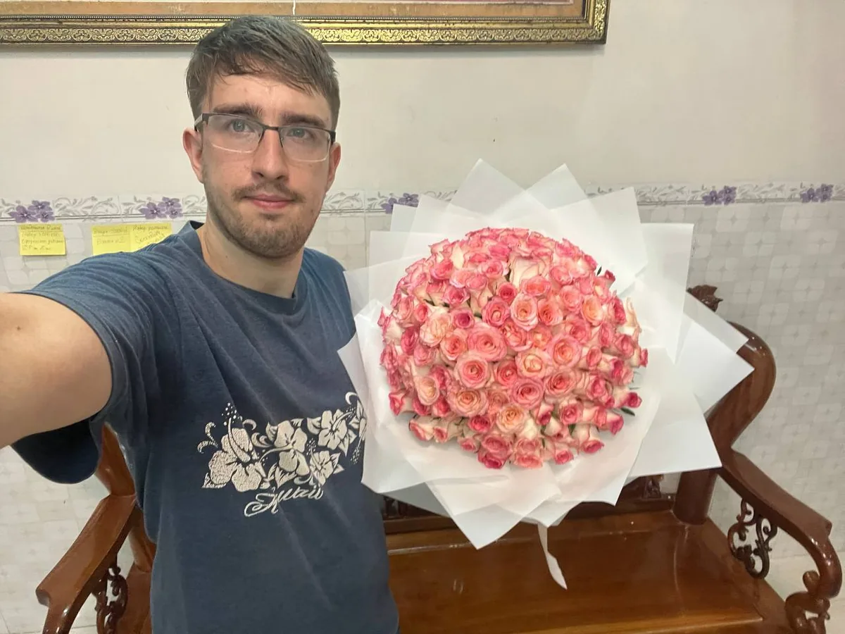 101 бело-розовая роза в белой упаковке Нячанг доставка 7