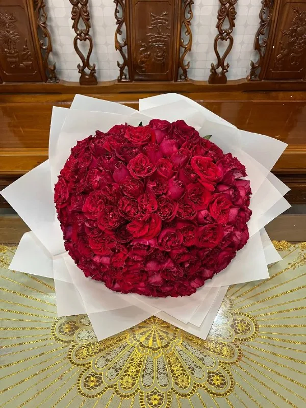 101 red roses in white wrap with red ribbon delivery Nha Trang