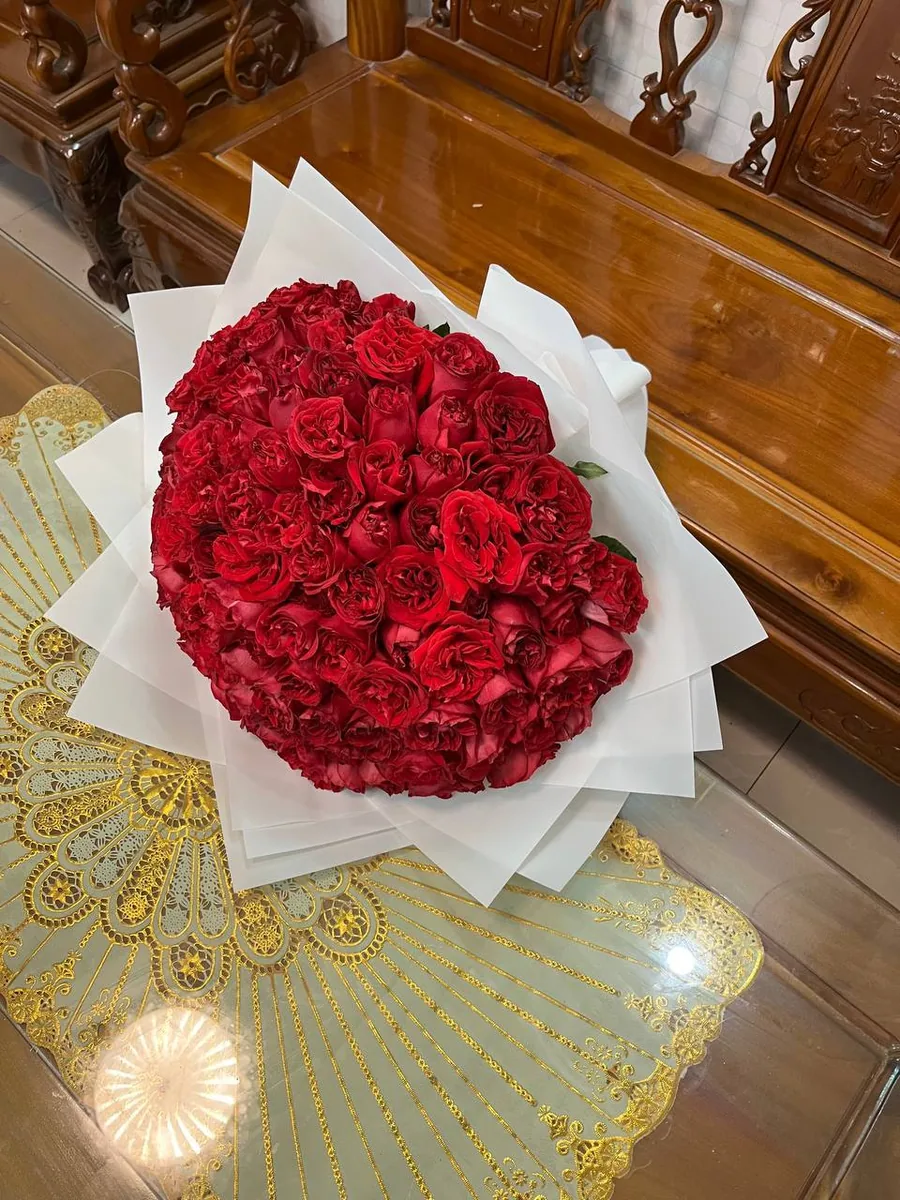101 red roses in white wrap with red ribbon delivery Nha Trang 2