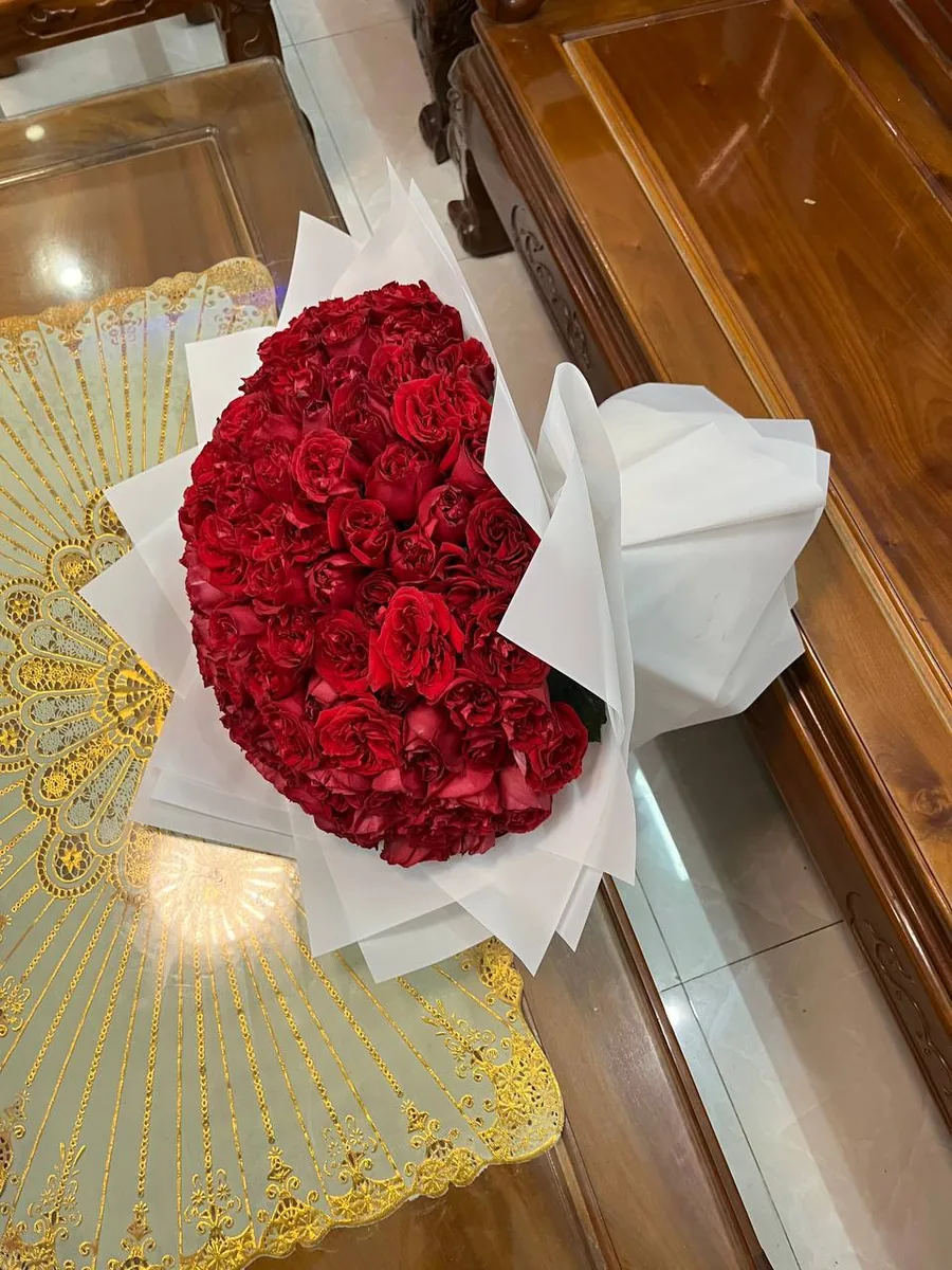 101 red roses in white wrap with red ribbon delivery Nha Trang 3
