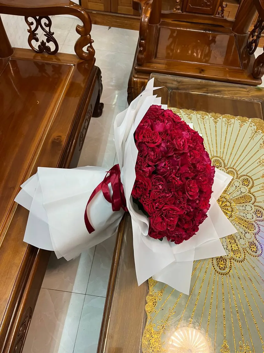 101 red roses in white wrap with red ribbon delivery Nha Trang 4