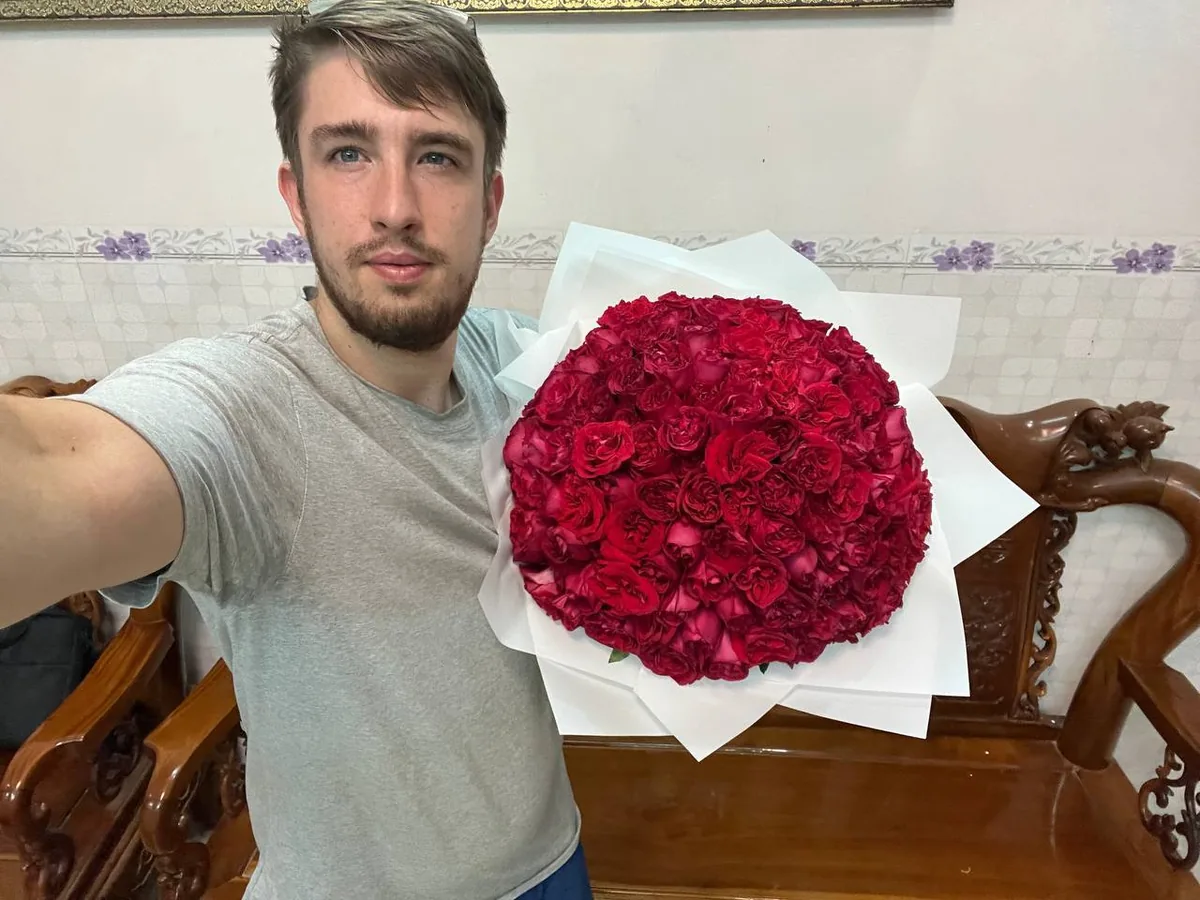 101 red roses in white wrap with red ribbon delivery Nha Trang 5
