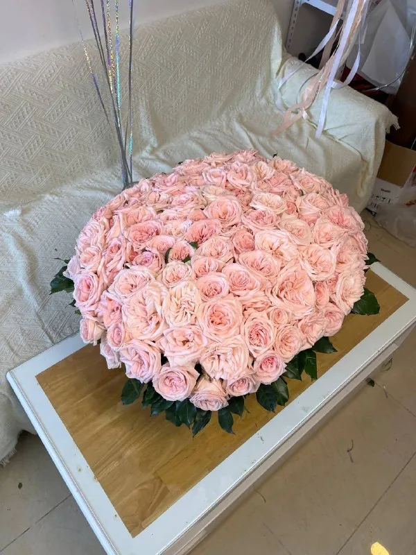 101 pink roses basket and balloon set M delivery Nha Trang 4