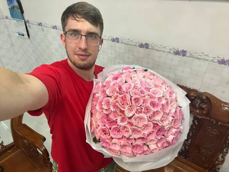 151 розовая роза с фиолетовым оттенком в белой упаковке Нячанг доставка