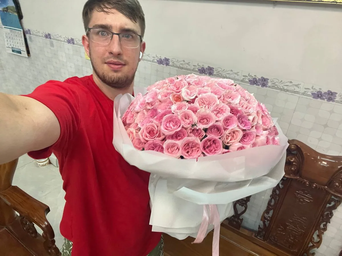 151 розовая роза с фиолетовым оттенком в белой упаковке Нячанг доставка