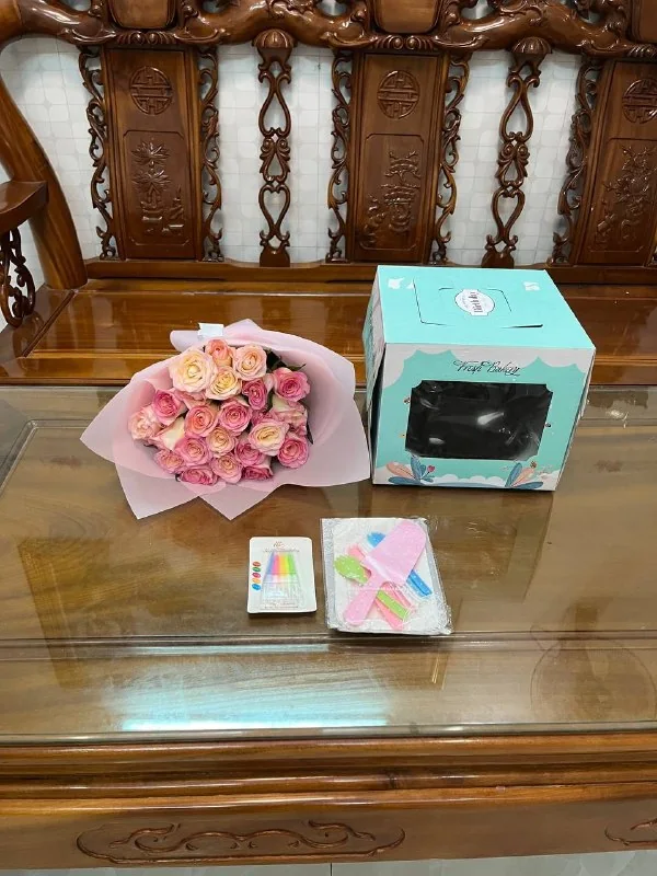 25 white and pink roses with chocolate cake and candles Nha Trang delivery 1