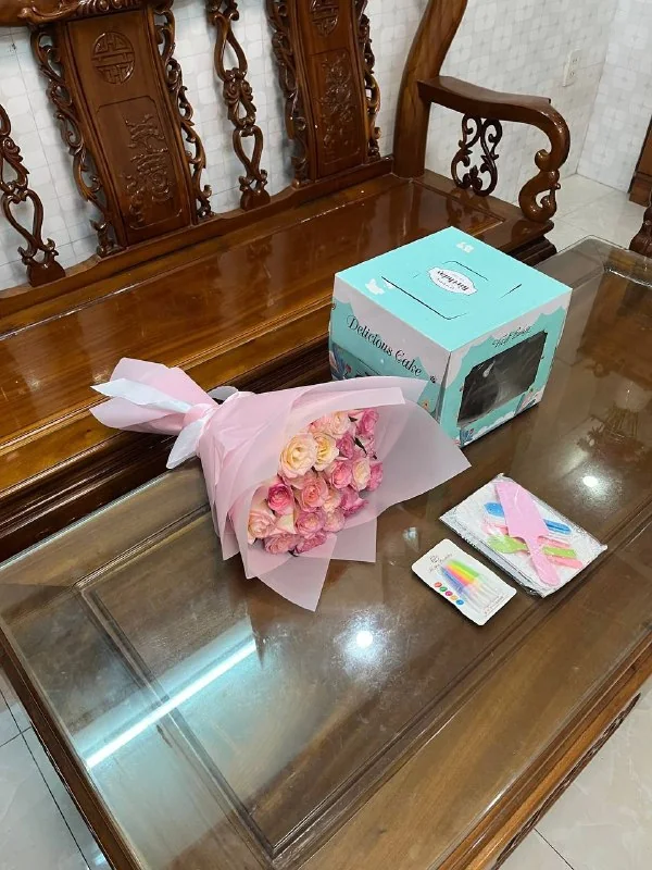 25 white and pink roses with chocolate cake and candles Nha Trang delivery 2