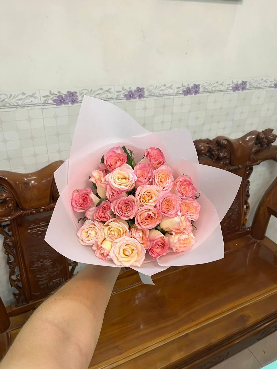 25 white and pink roses with chocolate cake and candles Nha Trang delivery 4