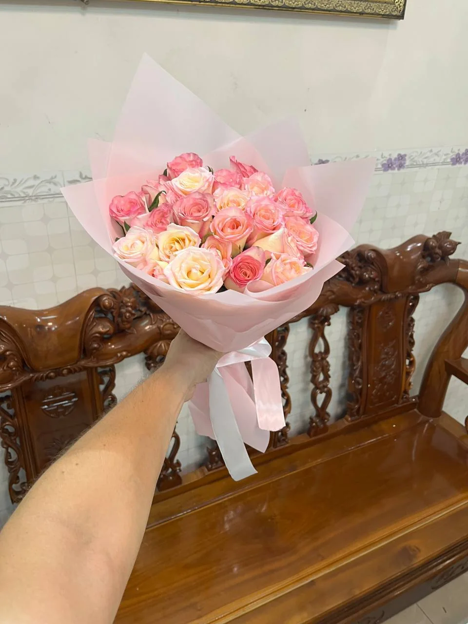 25 white and pink roses with chocolate cake and candles Nha Trang delivery 5