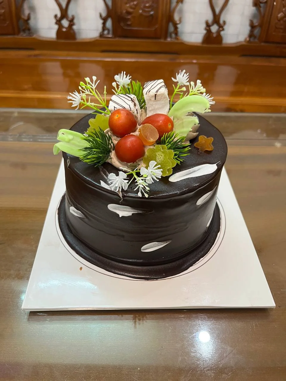 25 white and pink roses with chocolate cake and candles Nha Trang delivery 6