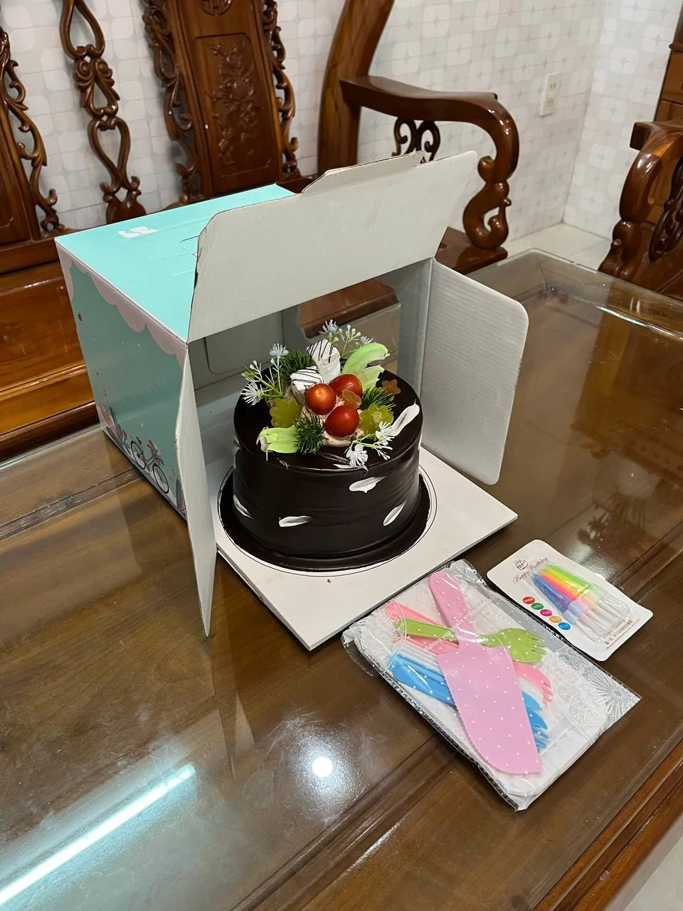 25 white and pink roses with chocolate cake and candles Nha Trang delivery 8