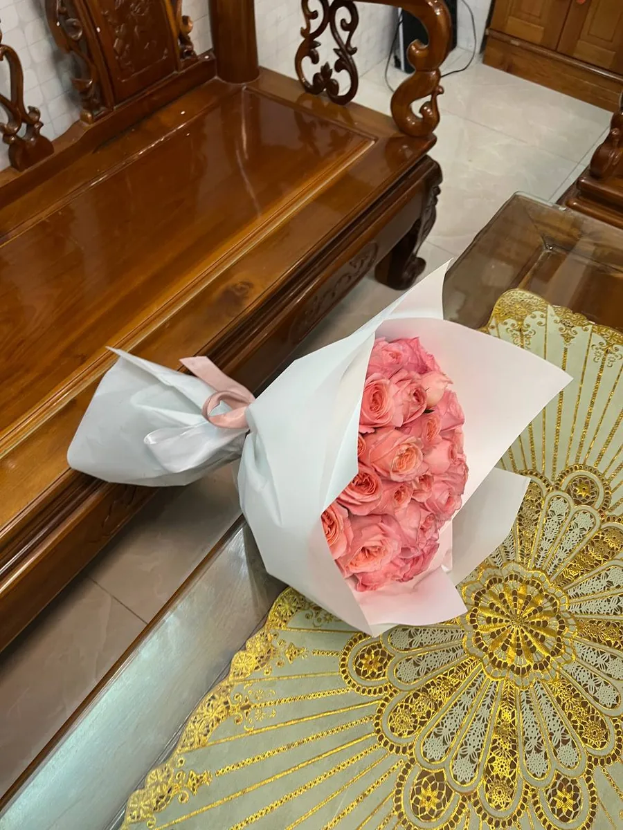 25 raspberry roses in white wrap delivery Nha Trang 3