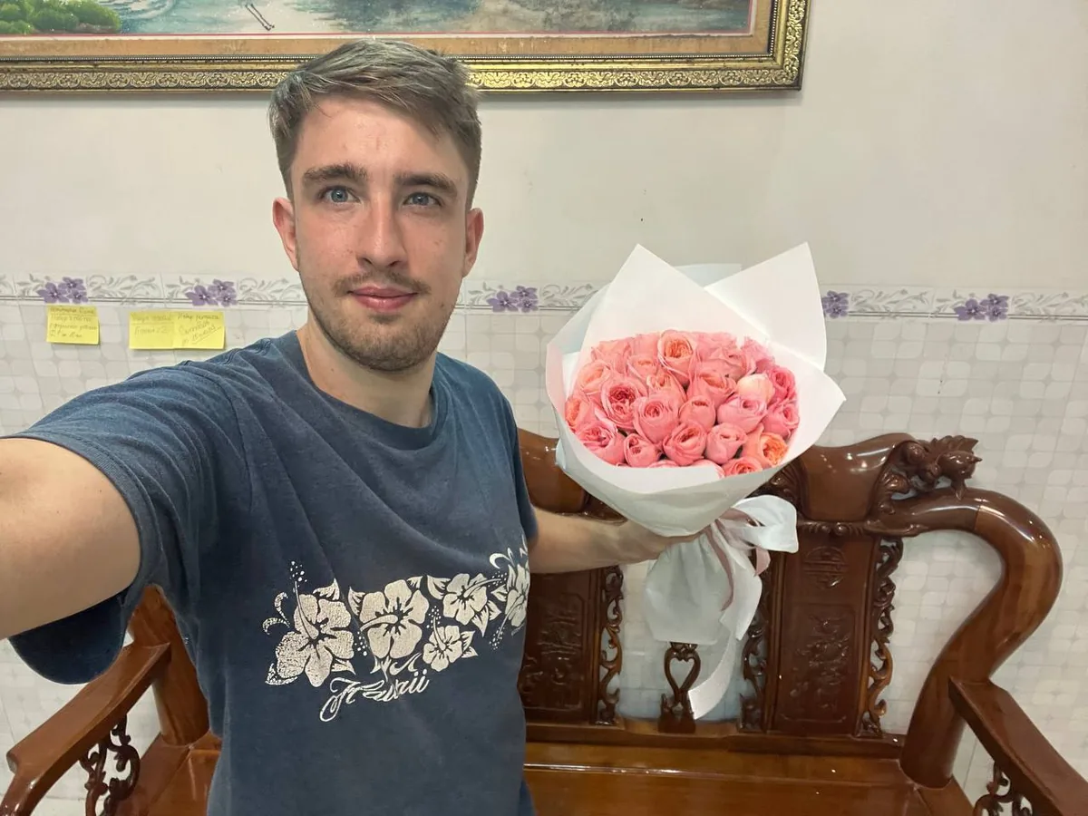25 raspberry roses in white wrap delivery Nha Trang 5
