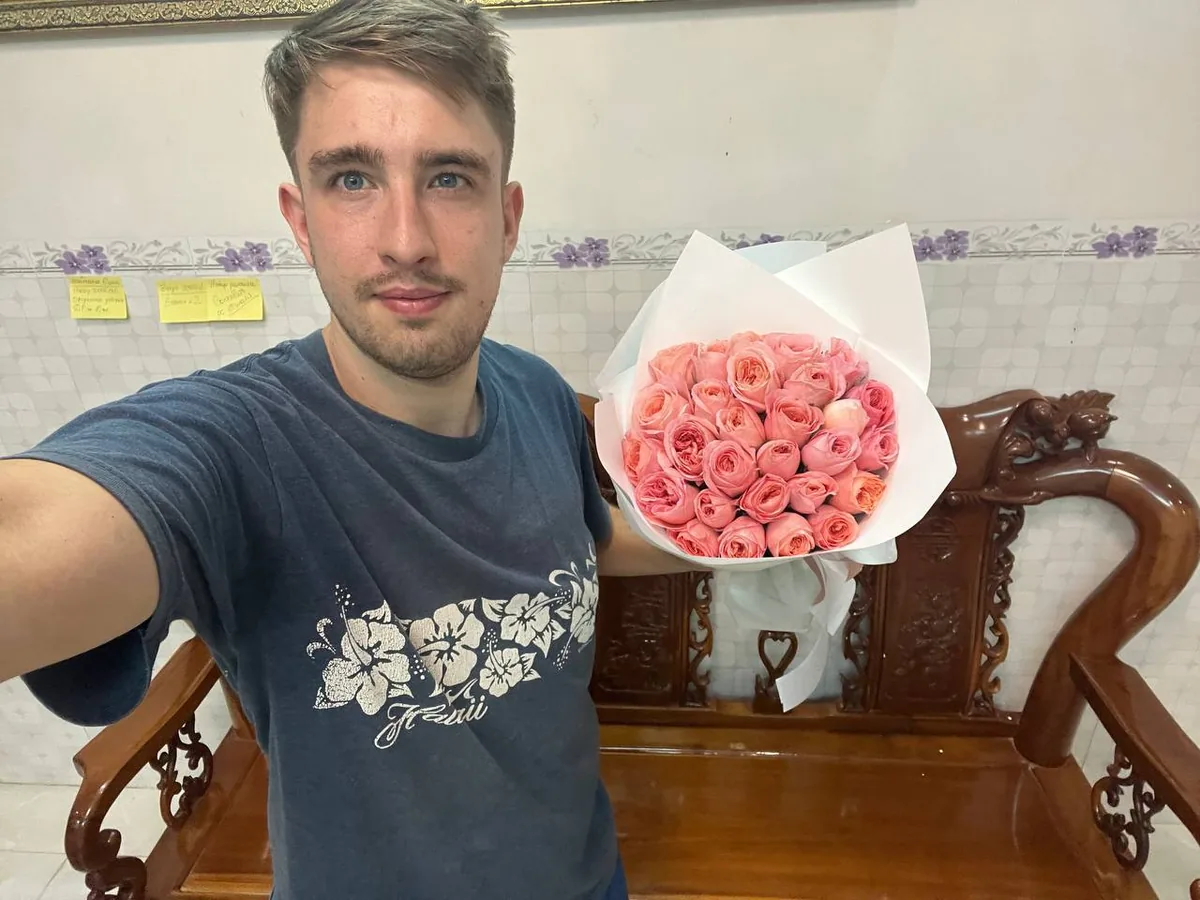 25 raspberry roses in white wrap delivery Nha Trang 6