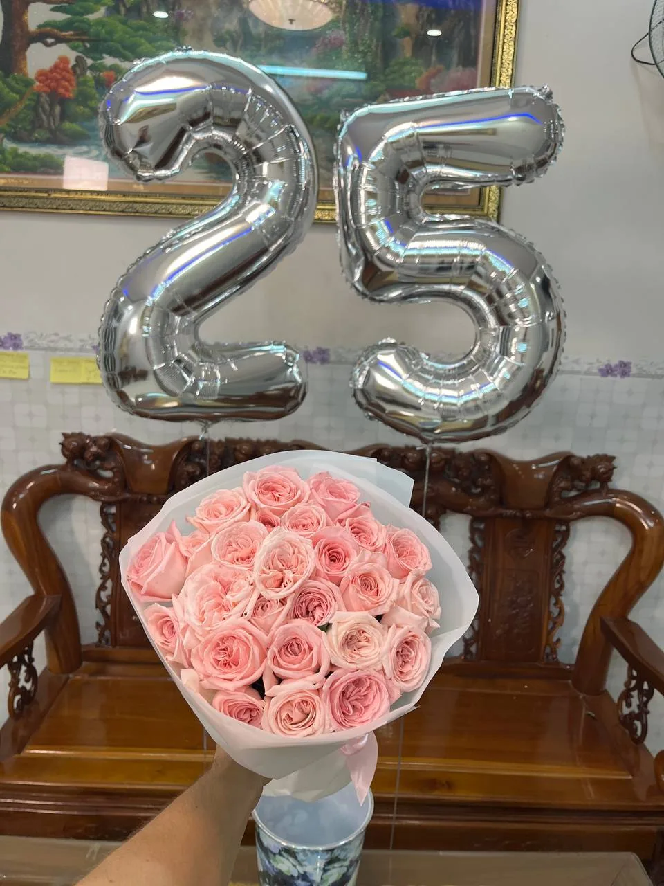number 25 balloon set and 25 pink roses Nha Trang delivery 4