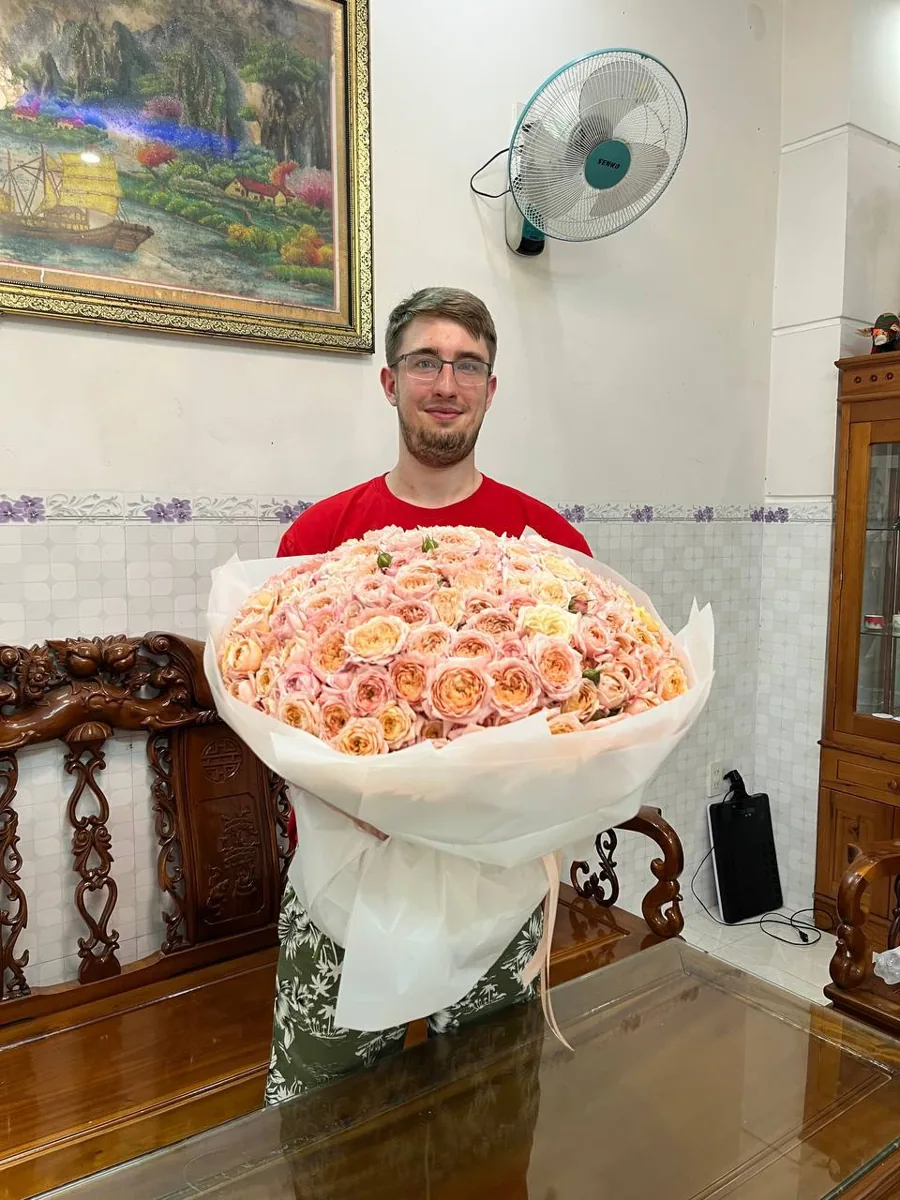 301 роза с персиковым оттенком в белой упаковке Нячанг доставка 5