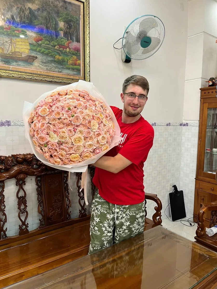 301 роза с персиковым оттенком в белой упаковке Нячанг доставка 7