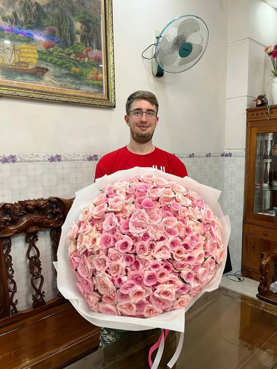301 розовая роза с фиолетовым оттенком в белой упаковке Нячанг доставка 7