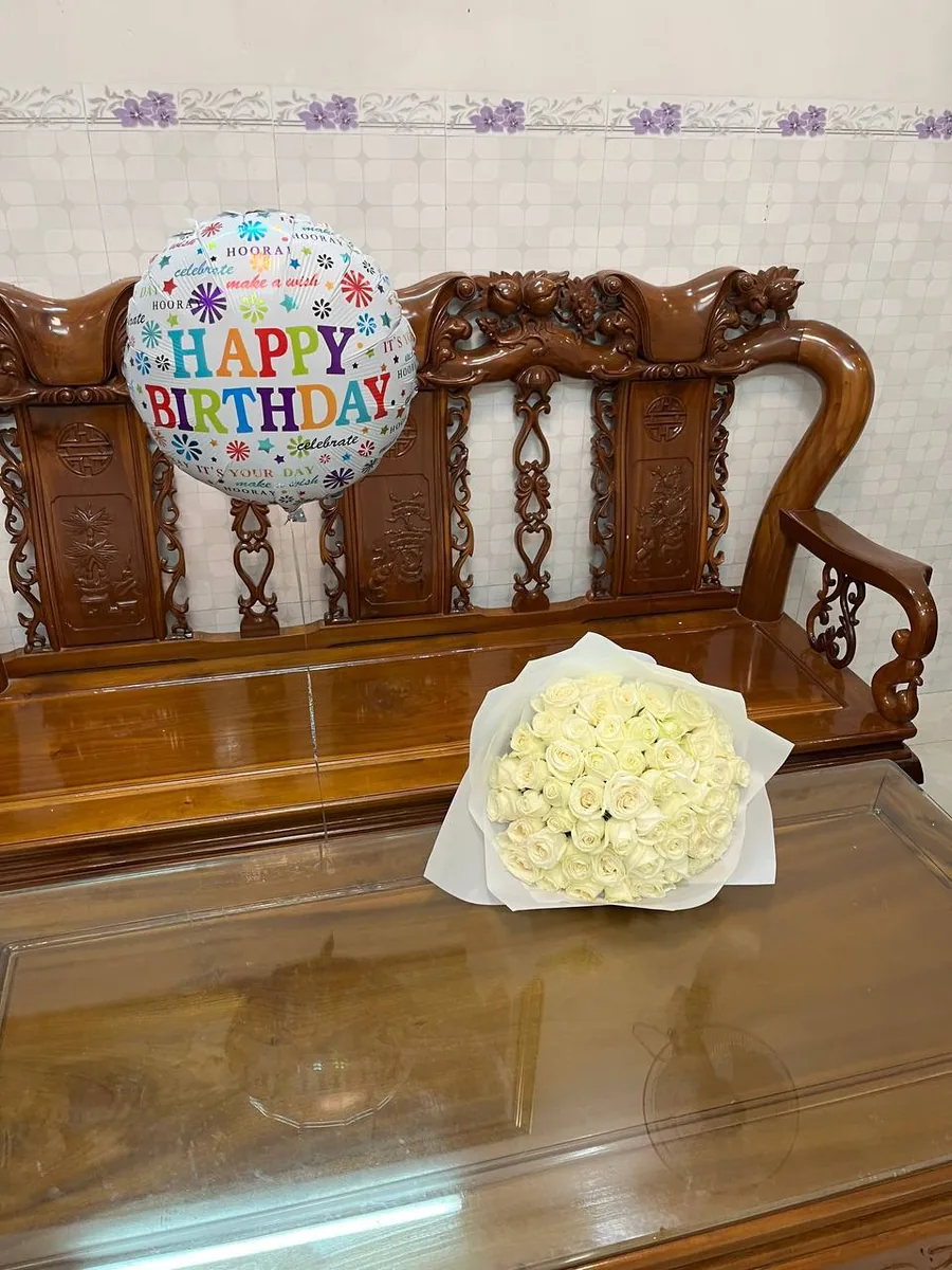 51 белая роза и гелиевый фольгированный шар Happy Birthday Нячанг доставка 1