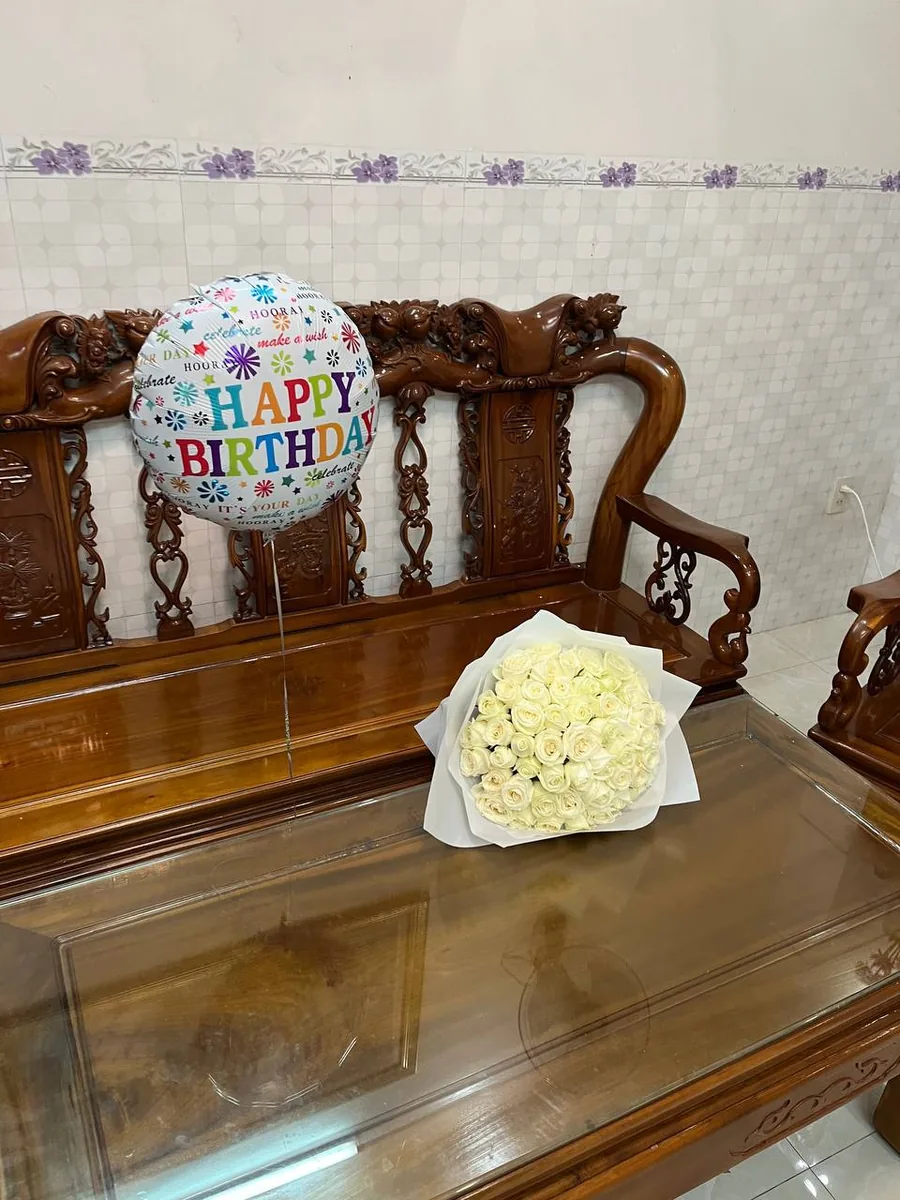 51 белая роза и гелиевый фольгированный шар Happy Birthday Нячанг доставка 2