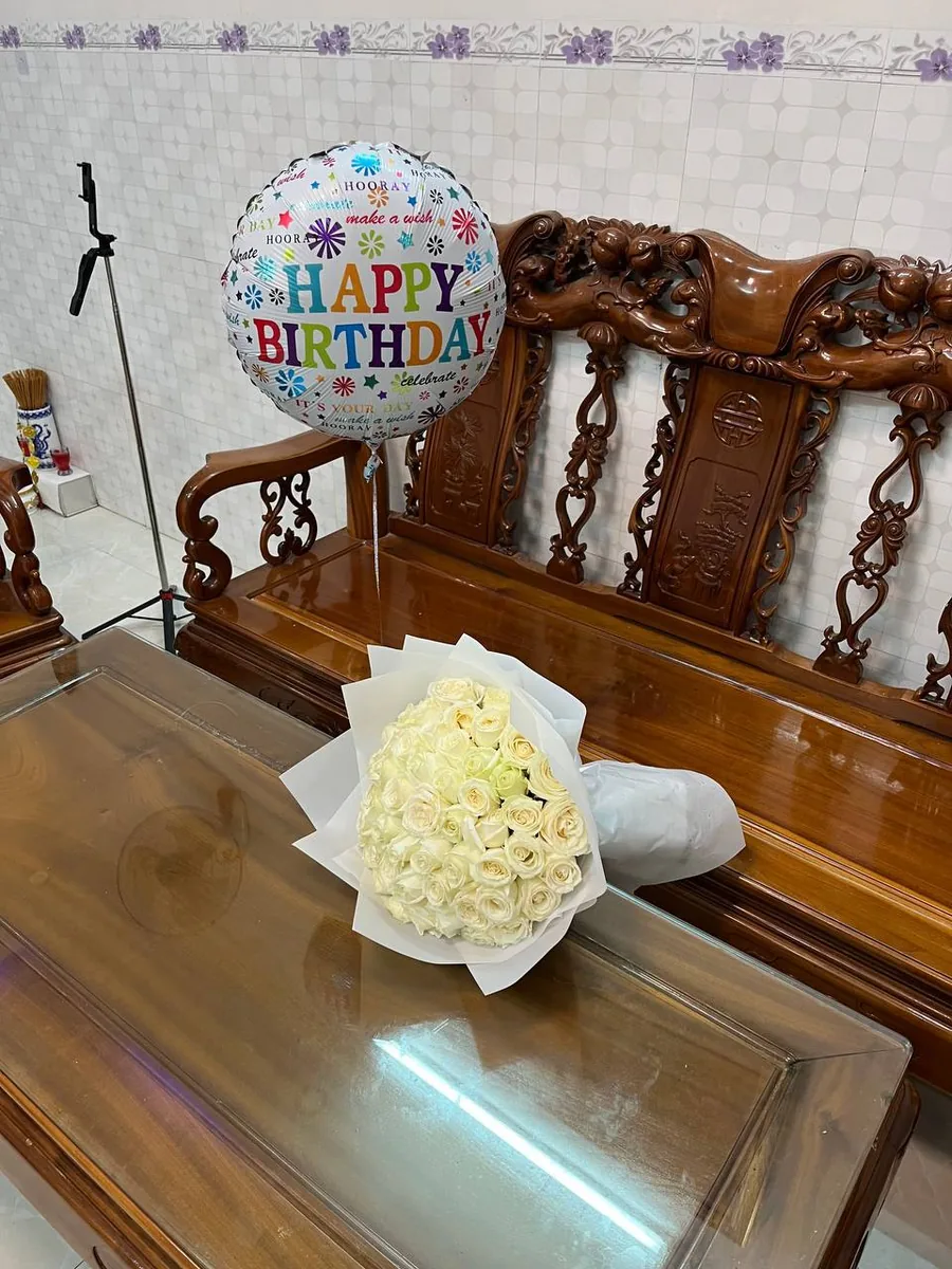 51 белая роза и гелиевый фольгированный шар Happy Birthday Нячанг доставка 3