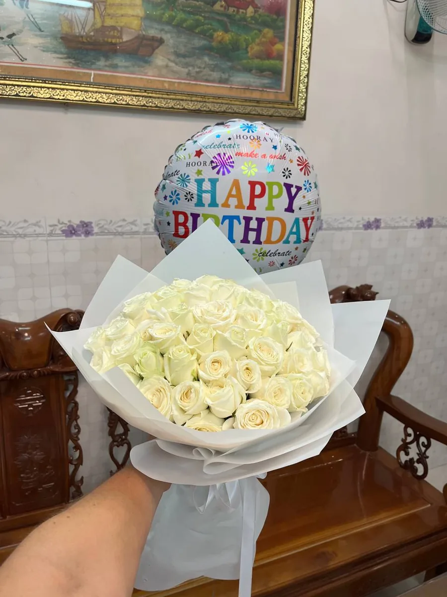 51 белая роза и гелиевый фольгированный шар Happy Birthday Нячанг доставка 5