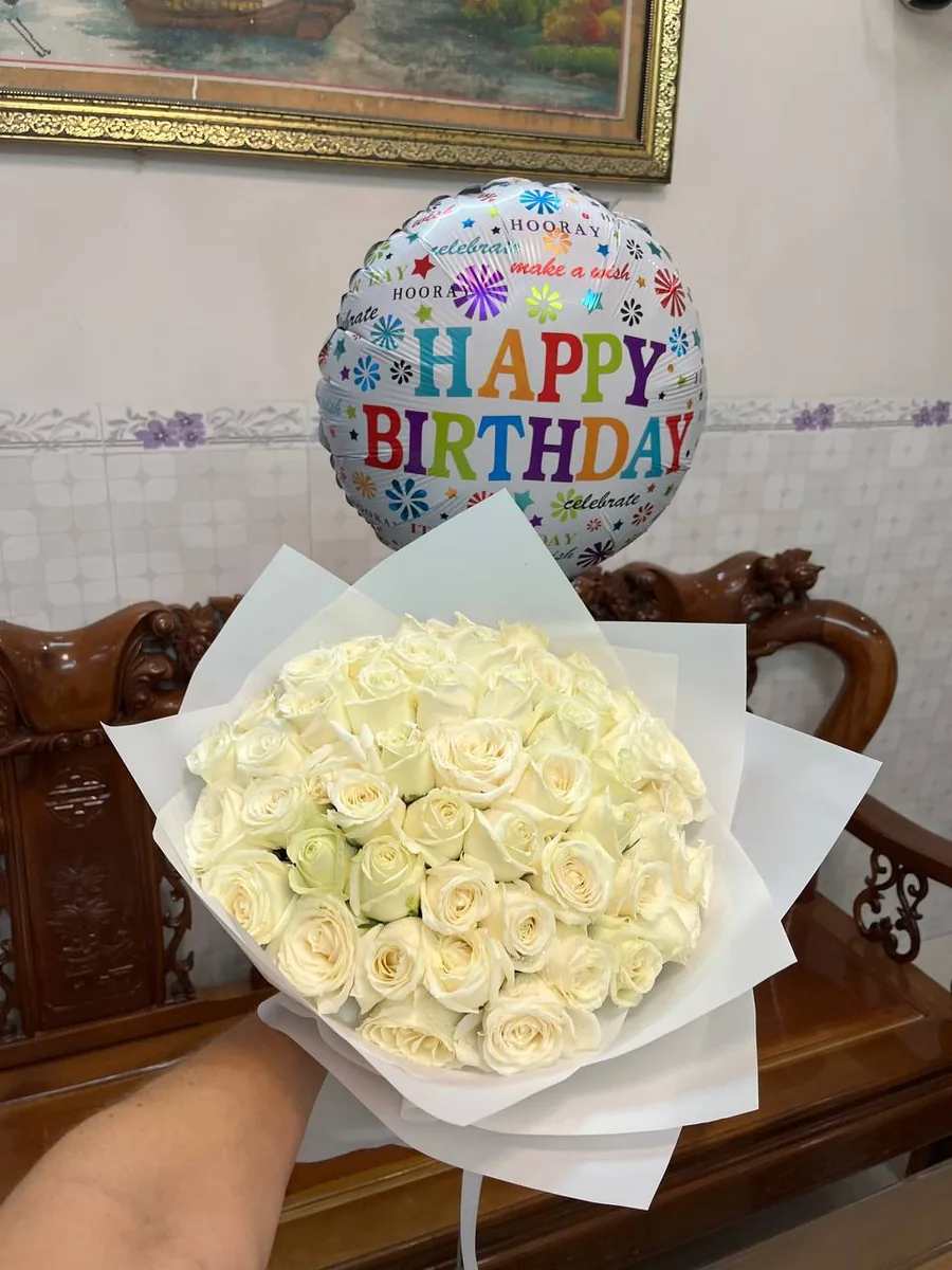 51 белая роза и гелиевый фольгированный шар Happy Birthday Нячанг доставка 6