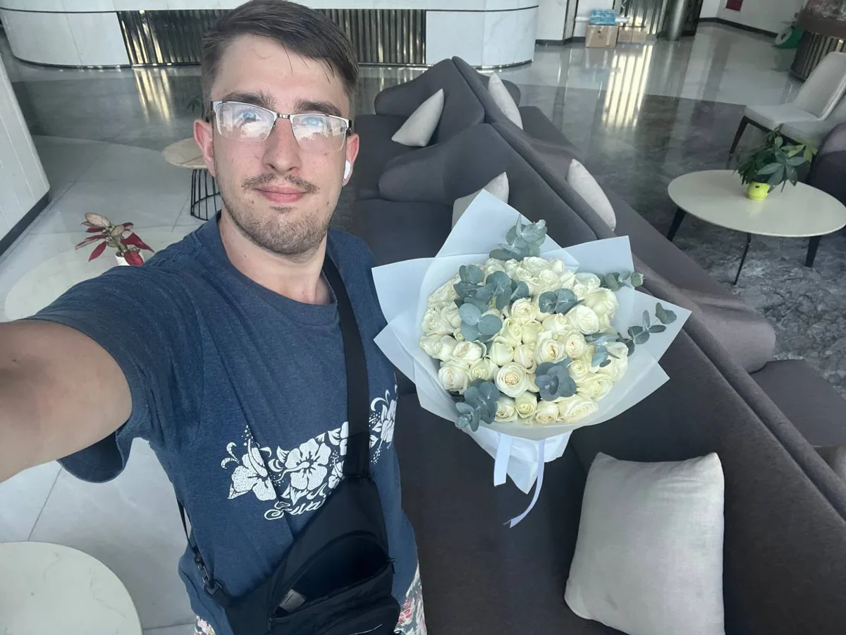 51 white roses with eucalyptus Nha Trang