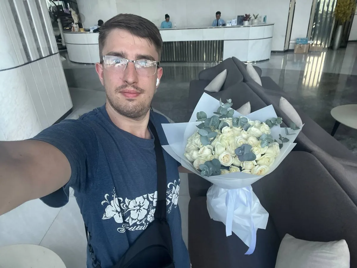 51 white roses with eucalyptus Nha Trang