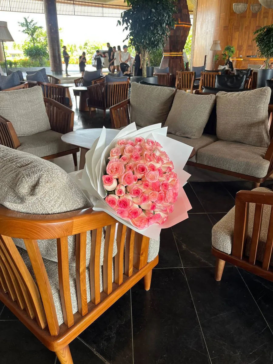 51 white-pink roses Nha Trang