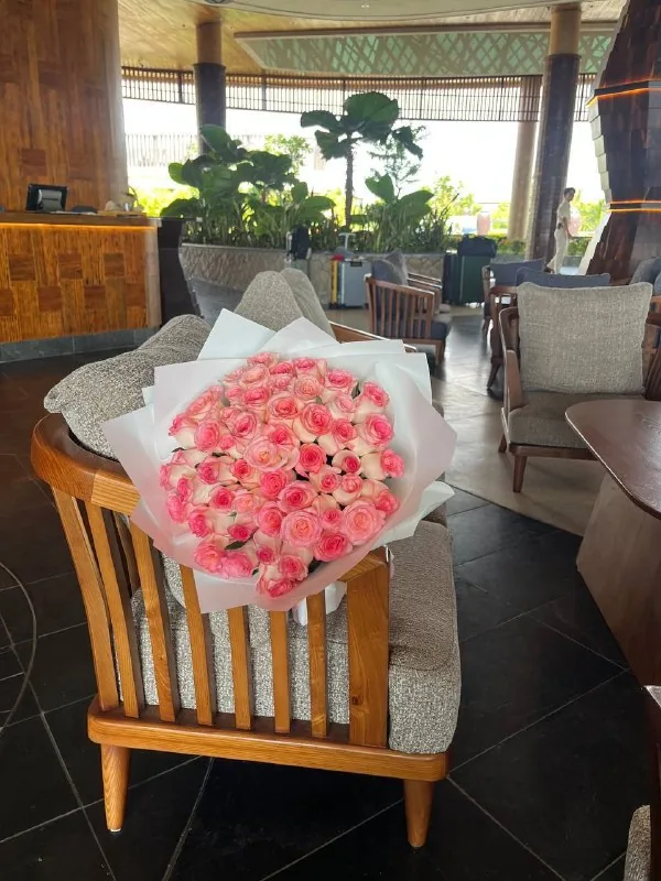 51 white-pink roses Nha Trang