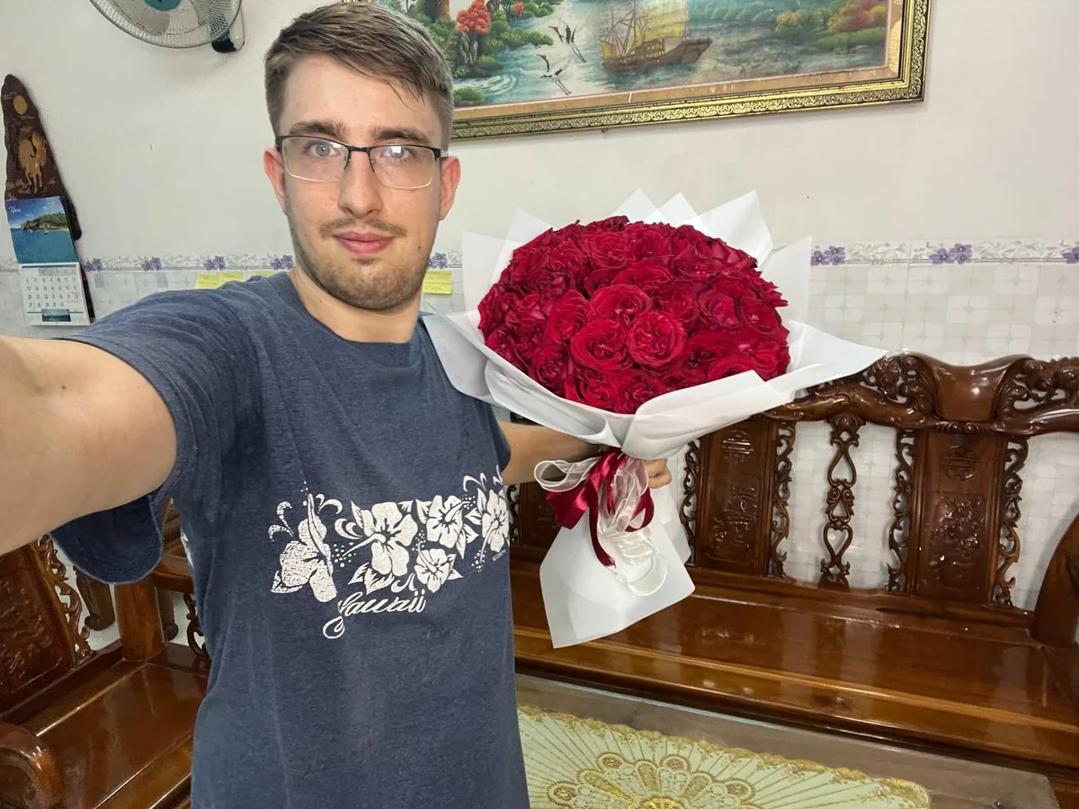 51 красная роза в белой упаковке Нячанг доставка 7