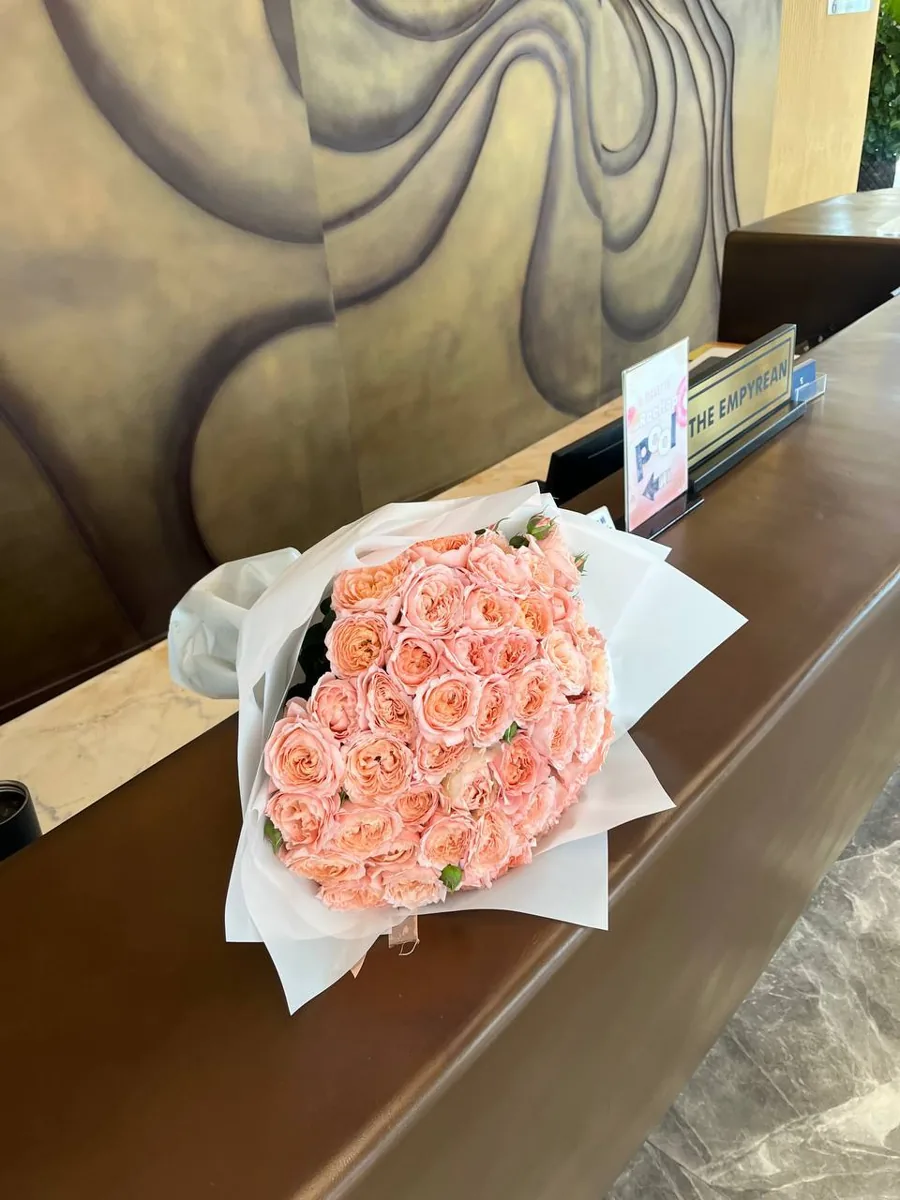 51 garden pink roses in white wrap delivery Nha Trang 5