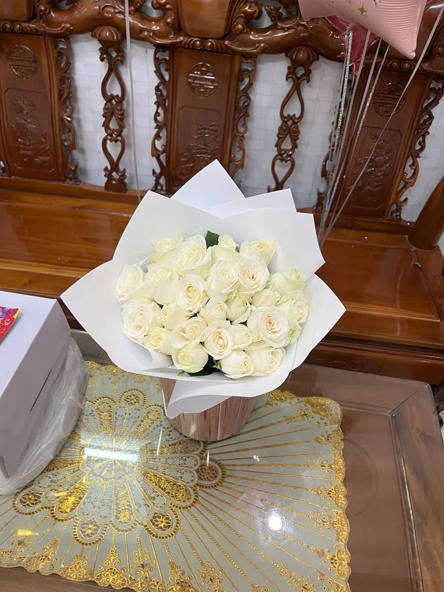 birthday set with number balloons, white roses and cake, Nha Trang delivery 4