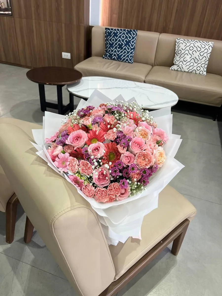 Tender pink mixed bouquet in white wrap delivery Nha Trang 3