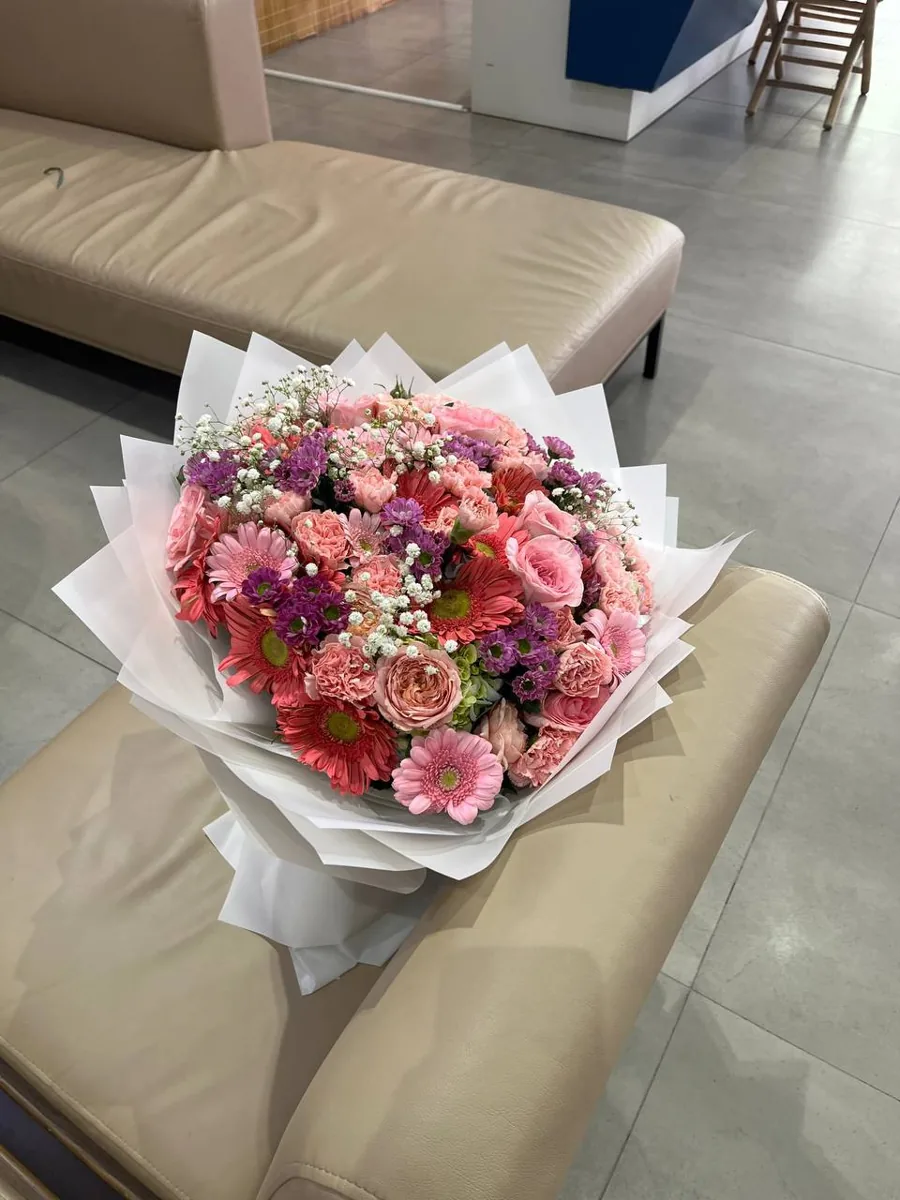 Tender pink mixed bouquet in white wrap delivery Nha Trang 4