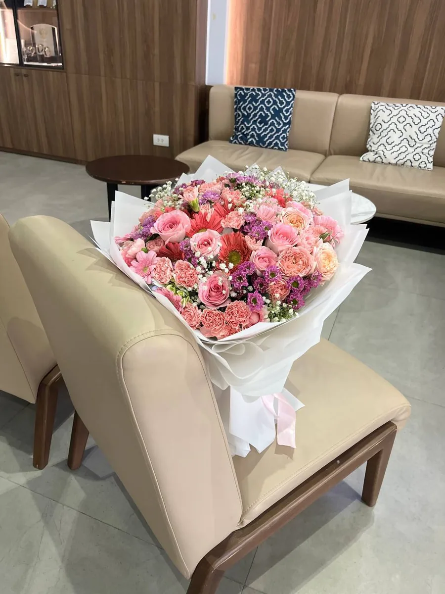 Tender pink mixed bouquet in white wrap delivery Nha Trang 5