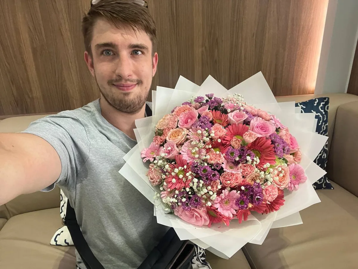 Tender pink mixed bouquet in white wrap delivery Nha Trang 6