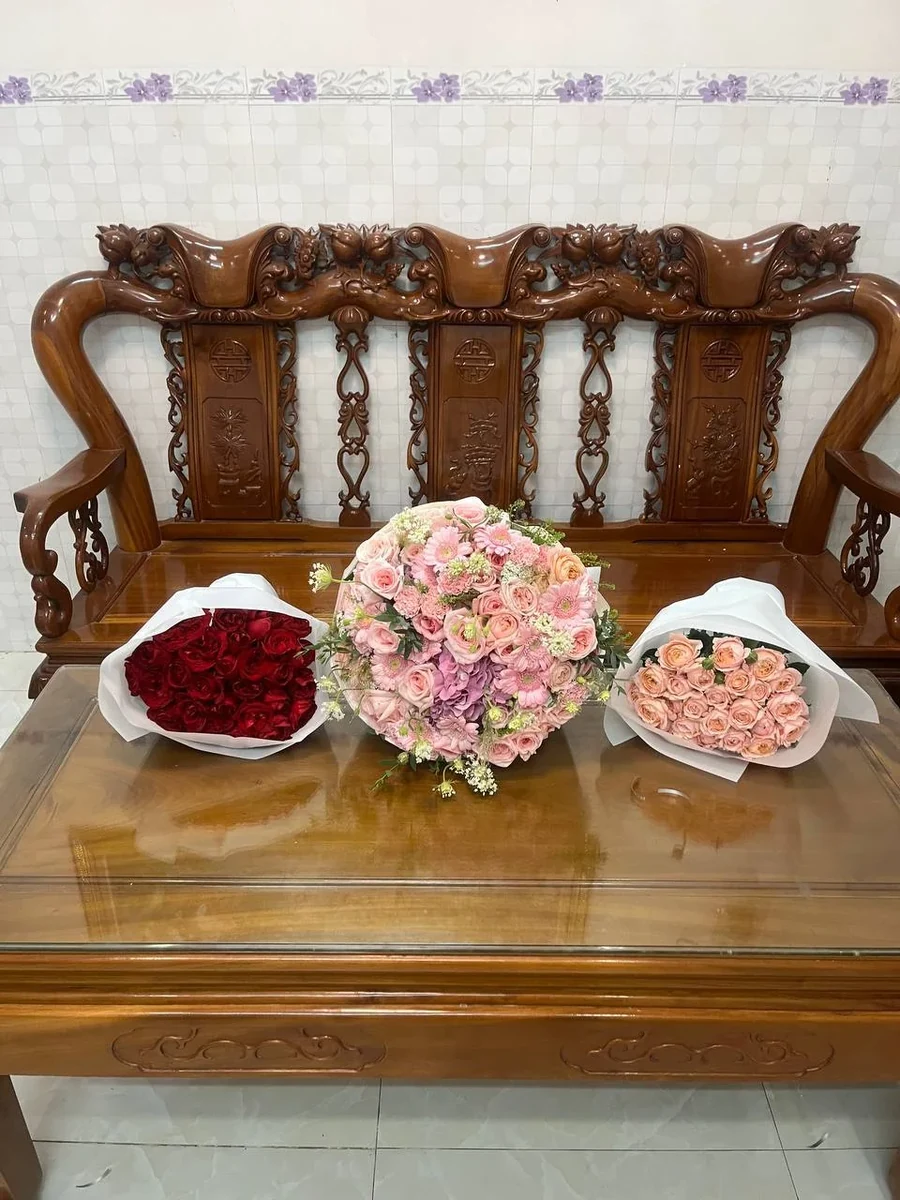 нежный сборный букет с 25 красными и 25 розово-персиковыми розами Нячанг доставка